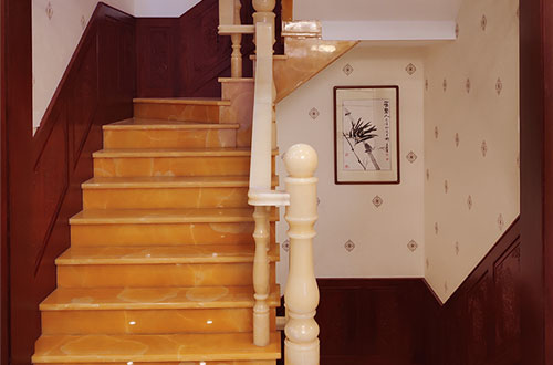 田阳中式别墅室内汉白玉石楼梯的定制安装装饰效果